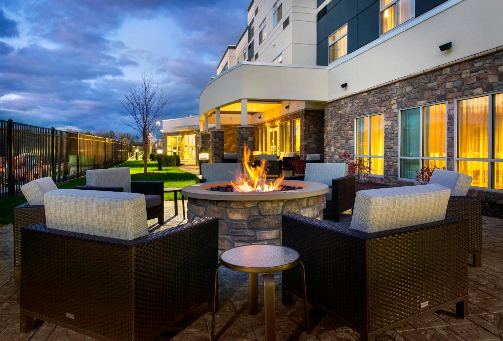 Courtyard By Marriott Schenectady At Mohawk Harbor Hotel Екстериор снимка
